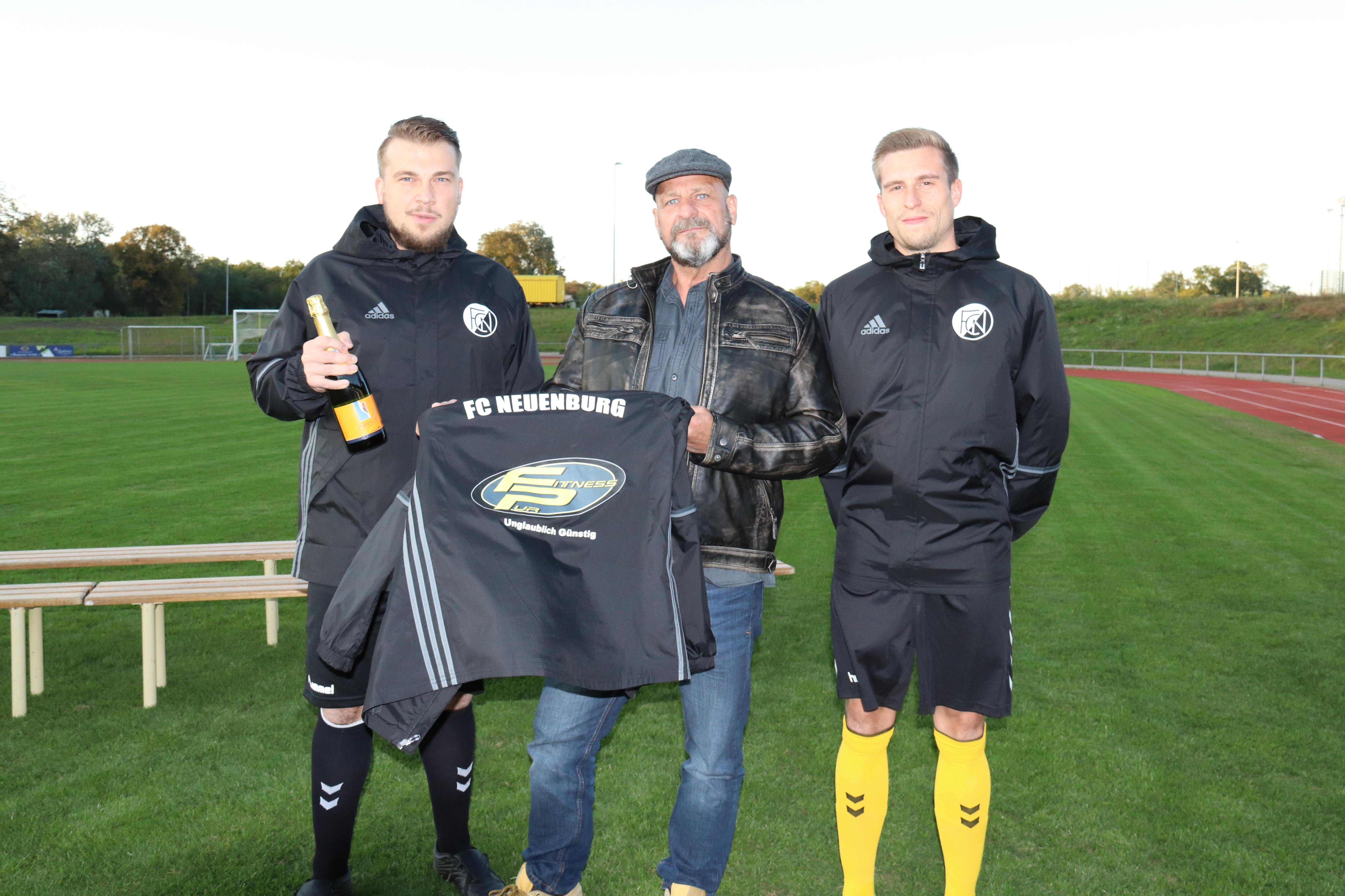 Neue Regenjacken für die Aktiven des FC Neuenburg!